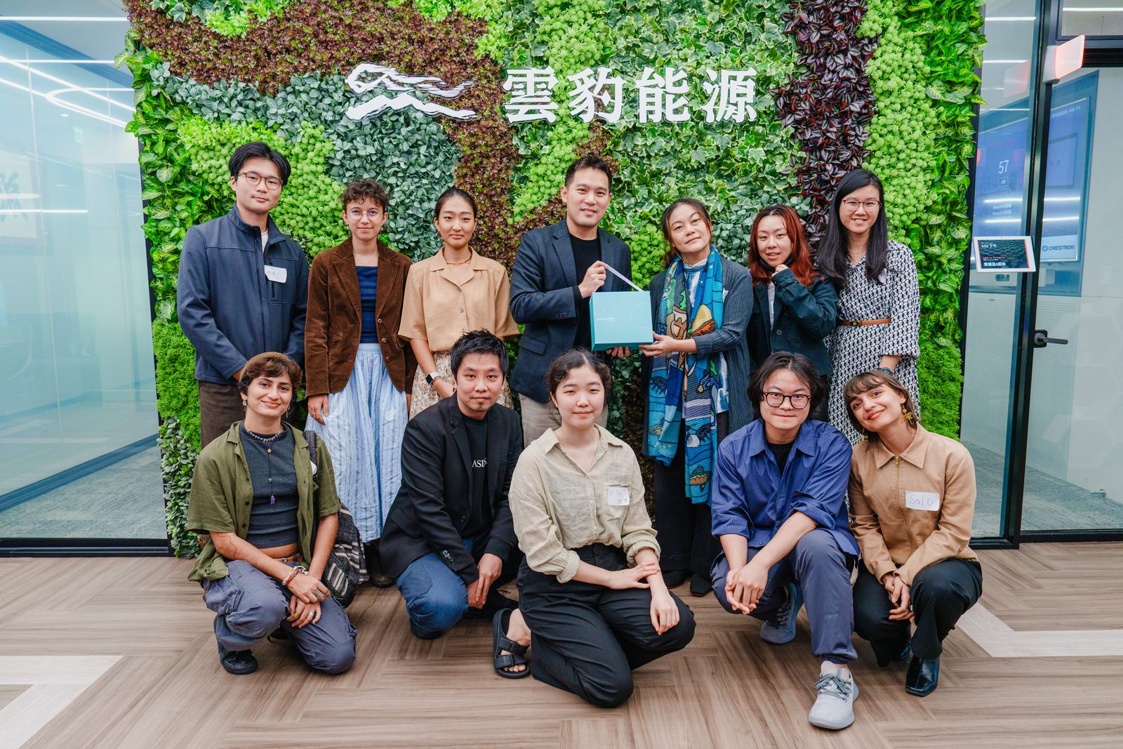 Minerva 國際青年參訪雲豹能源,與企業代表現場交流合影