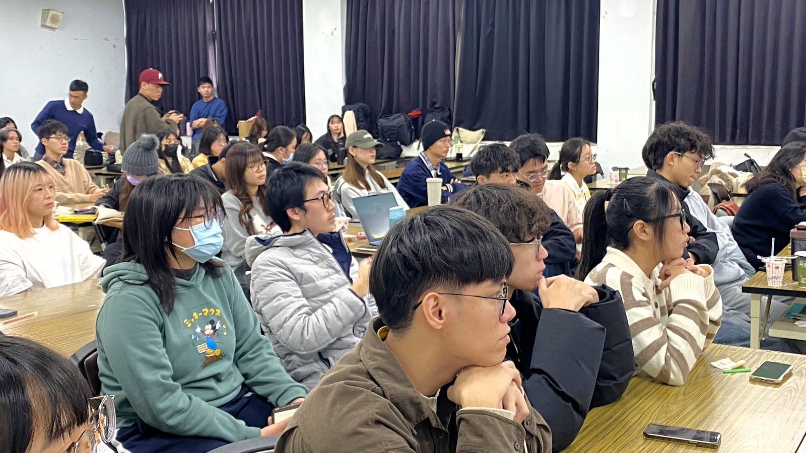 大專院校職涯探索課程課堂，大學生專注聆聽講授