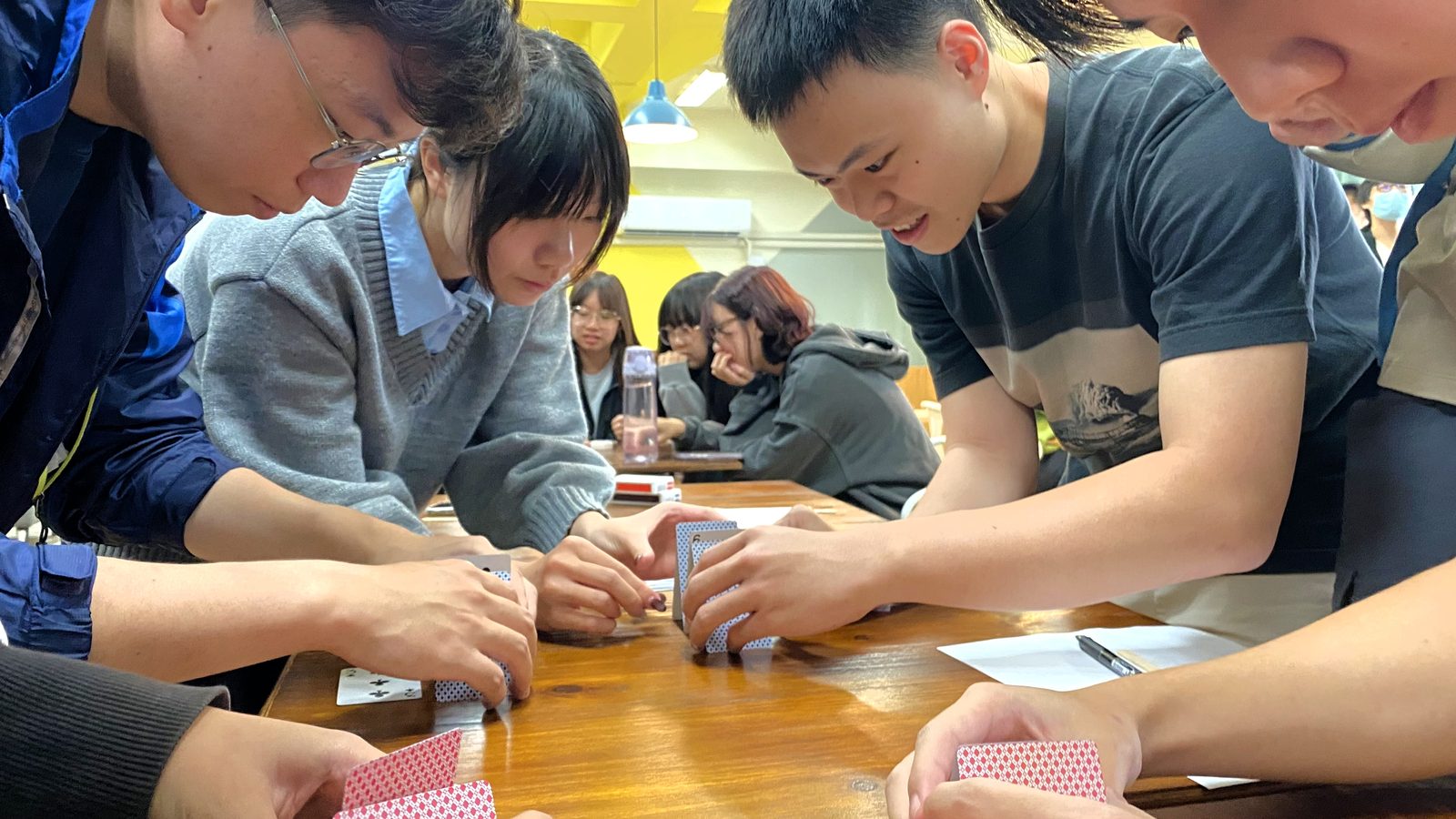 大學生在課堂實作活動中動手挑戰卡牌任務