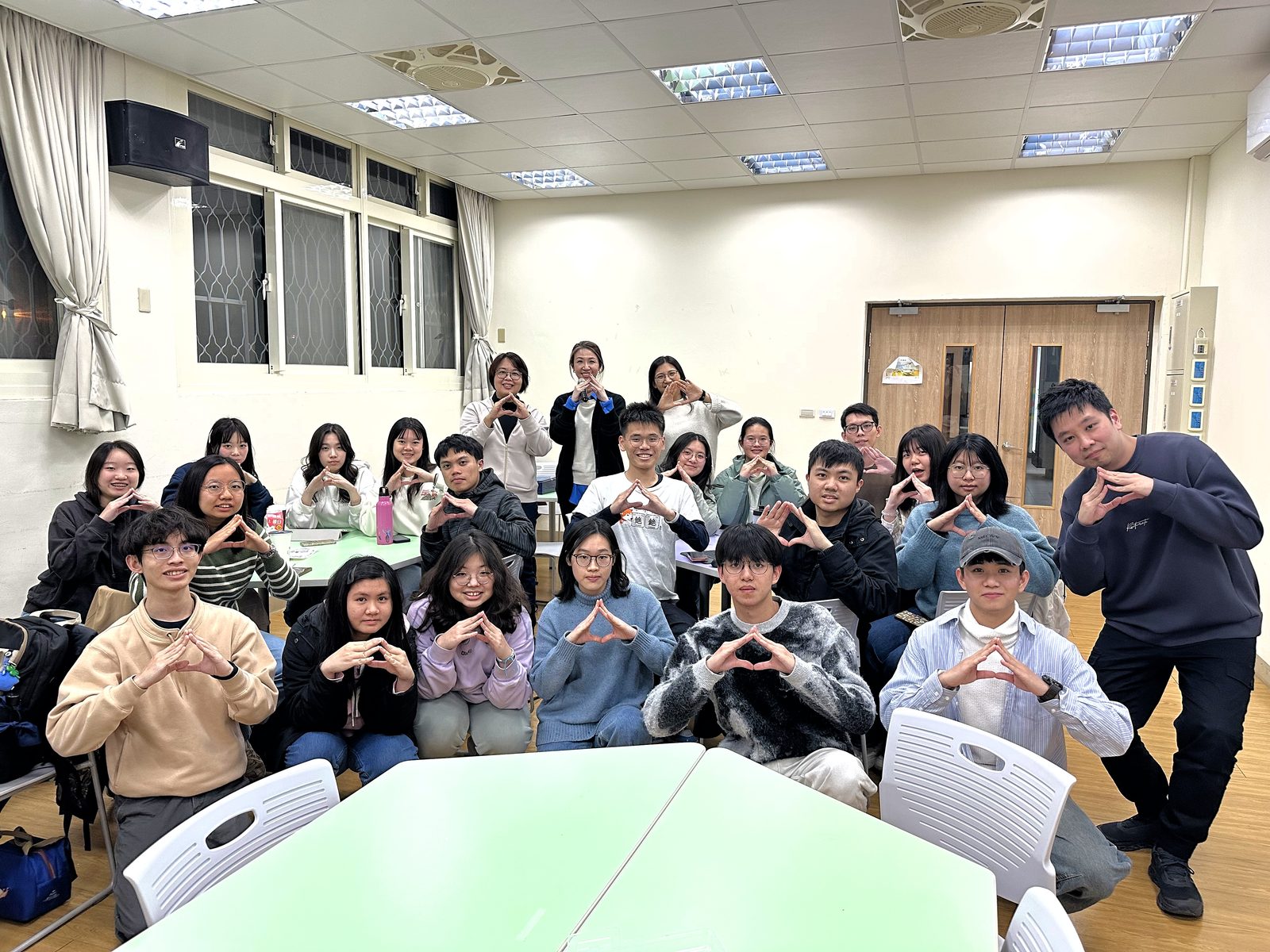 清華大學立德計畫課堂學生與業師王韋程合影
