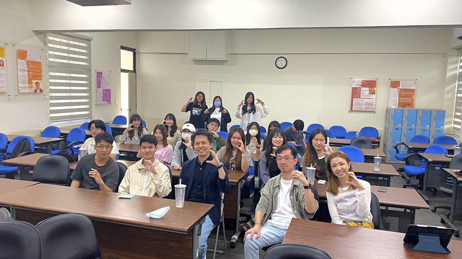 高雄師範大學課堂學生與業師合影