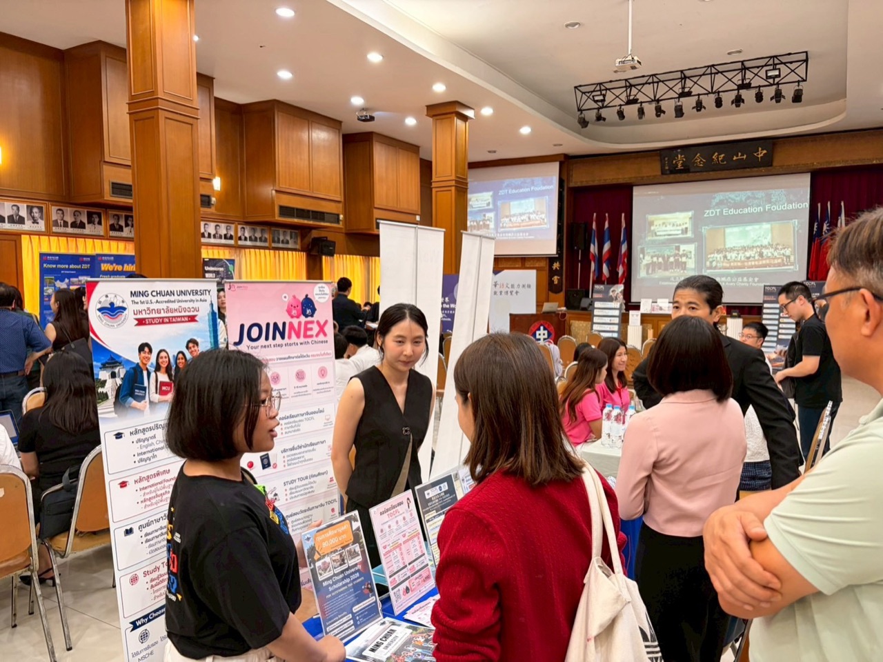 銘傳大學泰國分校教育展攤位現場交流
